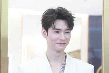 龚俊白色深V西装配珠宝时尚矜贵 分享学习网球体验