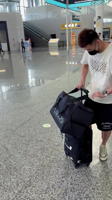 会玩儿 周琦晒随球队前往贵港视频 给孙铭徽P了个踢足球?