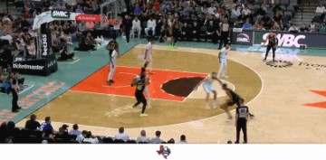 越打越好！小莫布里借掩护突破 迎着两人拉杆折叠暴扣！