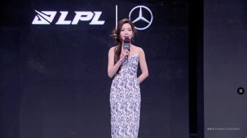 哎呦这身材?LPL今日女主持人希然出场：青花瓷吊带连衣裙