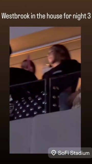 享受休赛期?威少现身说唱歌手演唱会 心情不错满脸笑容