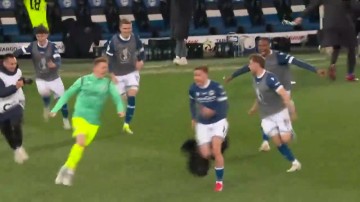 ?狂欢！德丙比勒菲尔德赢药厂，球员庆祝时被绊倒，主帅脸红了