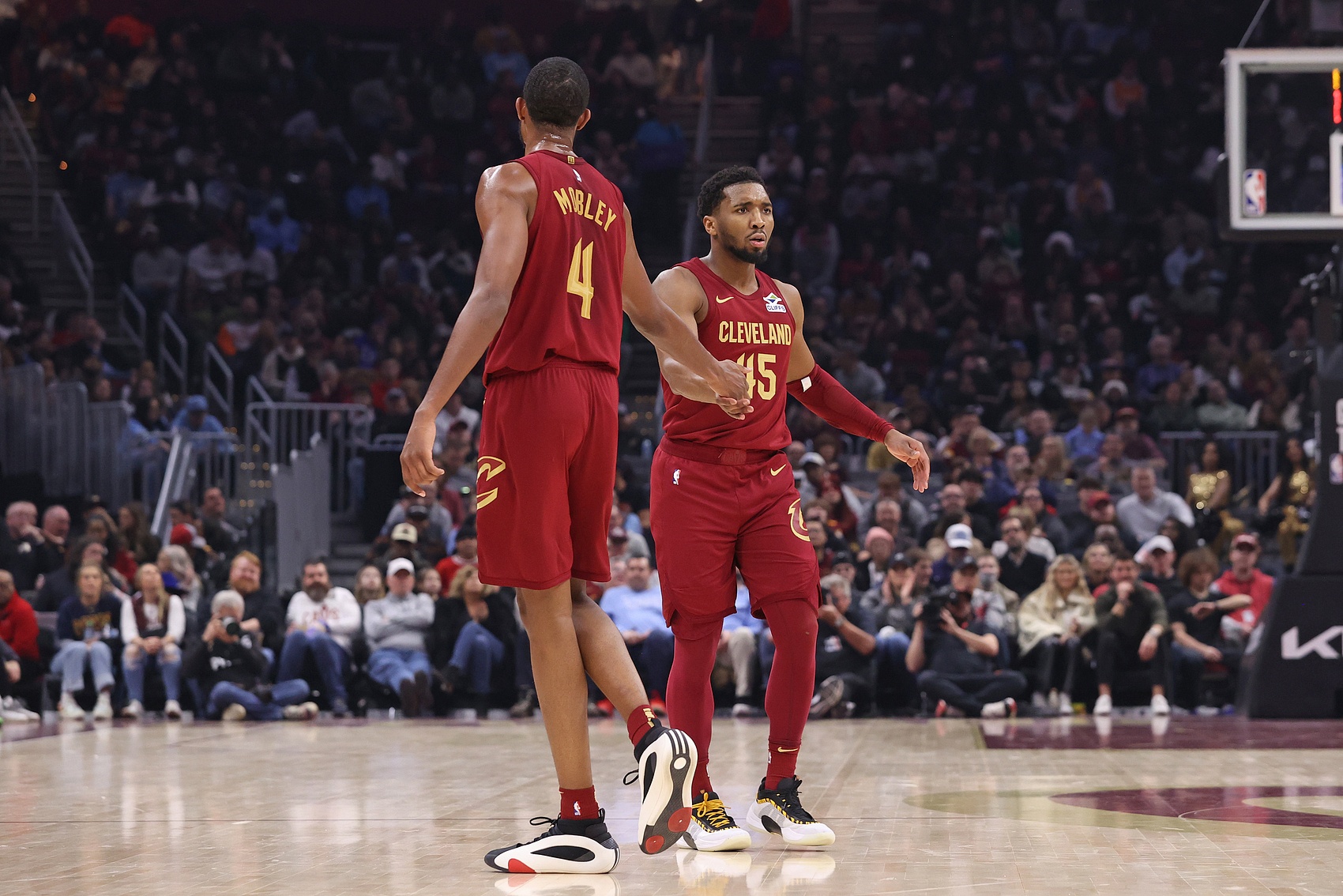 单场离谱罚球差？洛城双雄多罚20+仍大败?一队4次成“受害者”