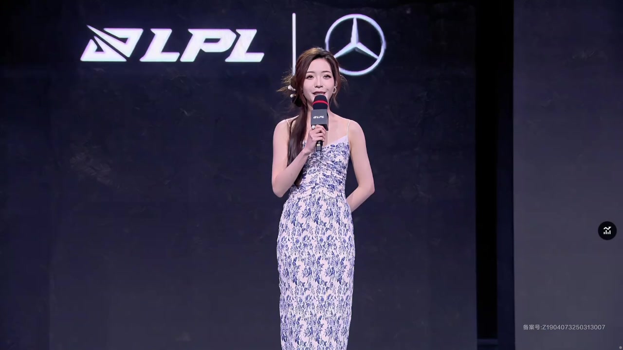 哎呦这身材?LPL今日女主持人希然出场：青花瓷吊带连衣裙
