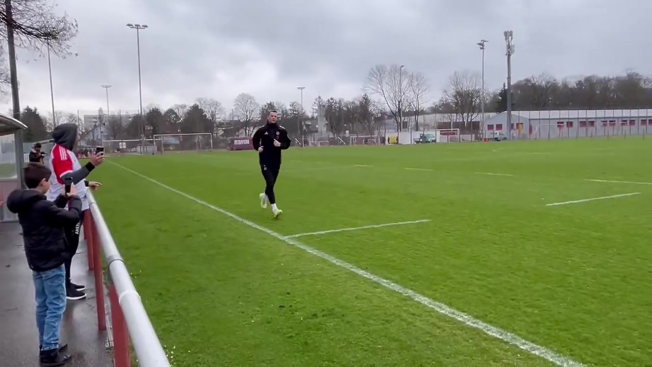 努力恢复！39岁诺伊尔今日继续进行跑步训练