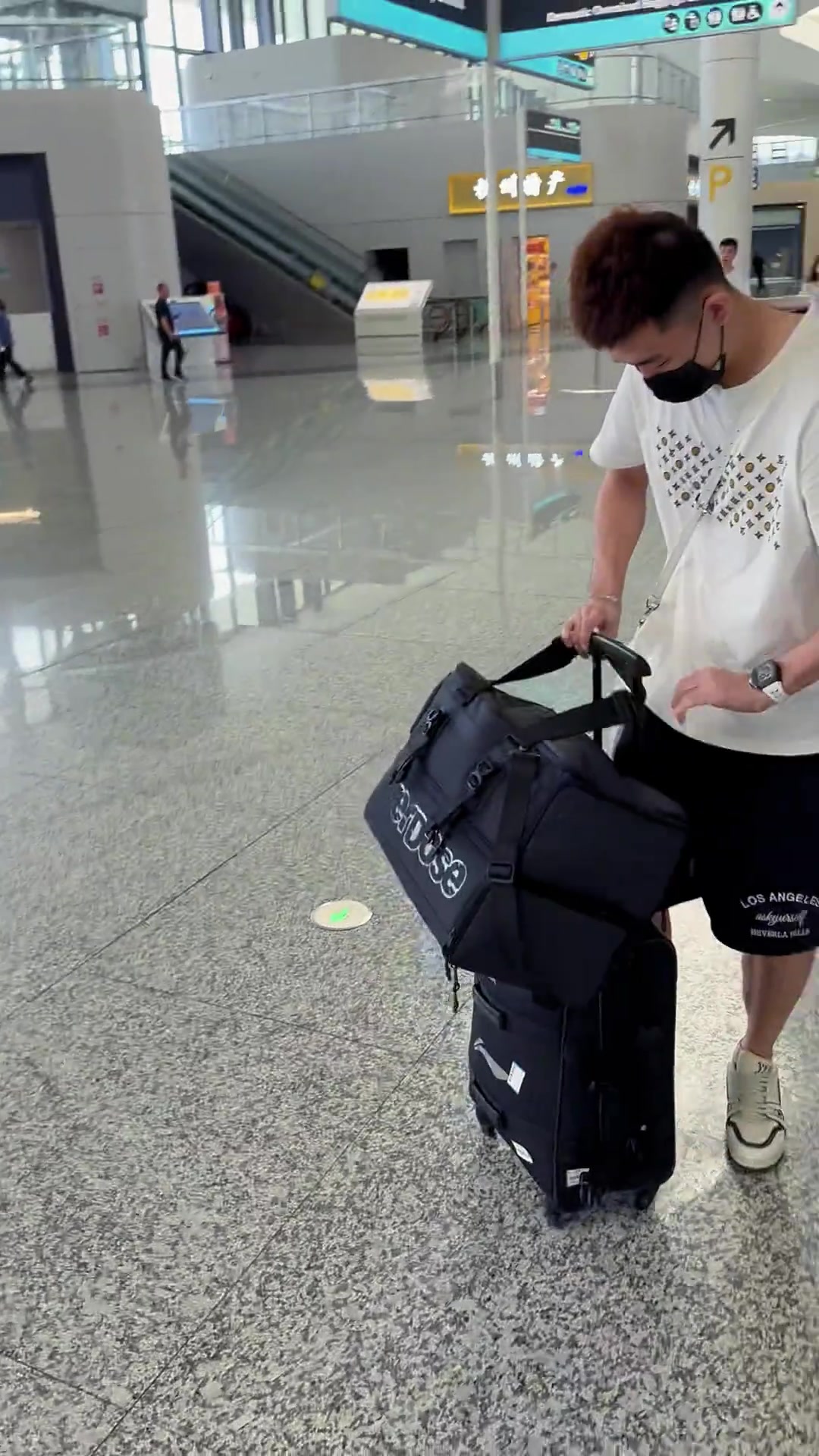 会玩儿 周琦晒随球队前往贵港视频 给孙铭徽P了个踢足球?