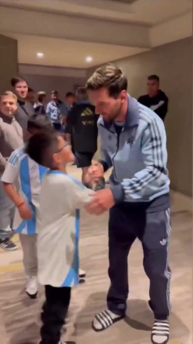 阿根廷客战智利赛前，梅西与老队友比达尔的孩子们合影