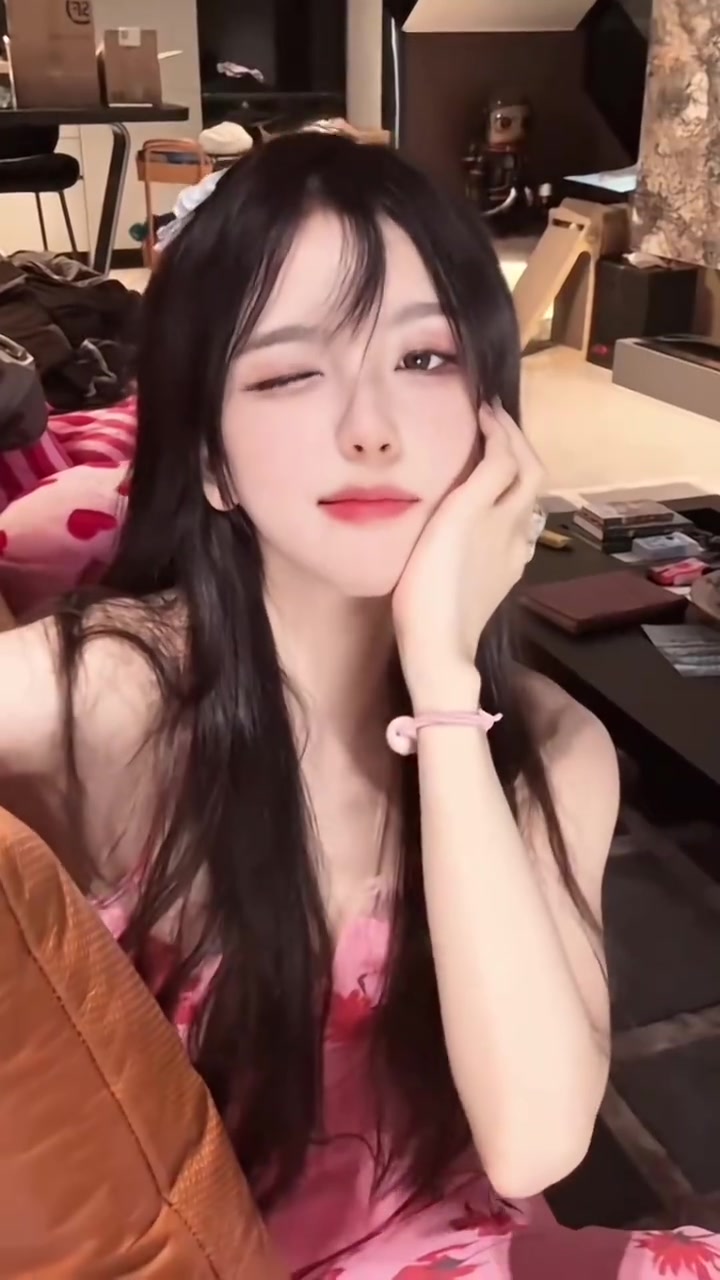 LPL解说Rita分享视频：又被你小子刷到了